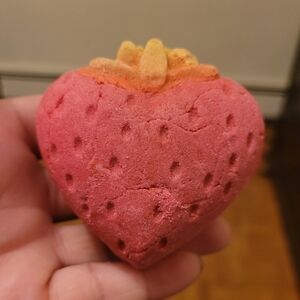 Lush Strawberry Crumble Bubbleroon Bubble Bar